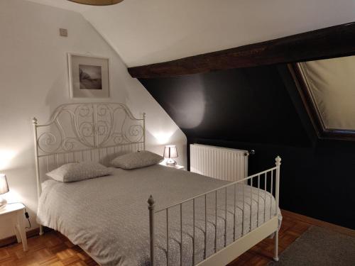 Silenrieux伊斯盖普烧烤酒店的卧室配有白色的床和黑色墙壁
