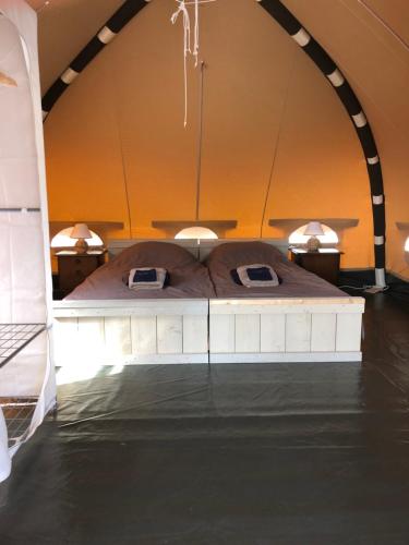 ChiddesGlamping Resort Bousset的水房中间的一张床位