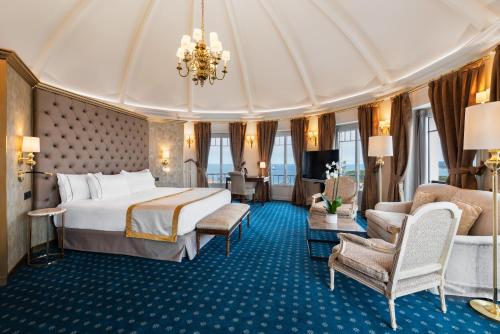 桑坦德欧洲之星皇家酒店的酒店客房设有一张大床和吊灯。