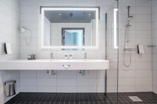 奥斯陆瑟斯而桐酒店的白色的浴室设有水槽和镜子