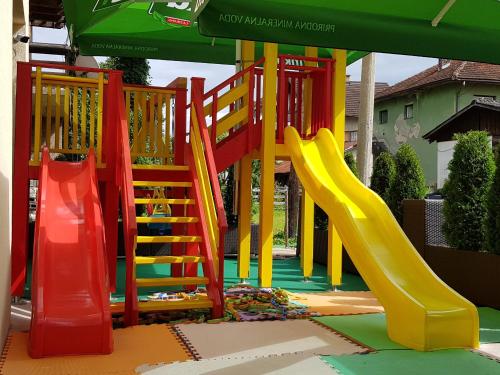 帕莱BOLERO的一个带滑梯和滑梯的色彩缤纷的游乐场
