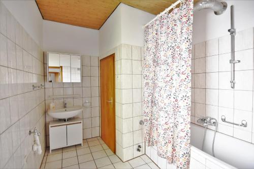 Central Apartment Bergisch Gladbach的一间浴室