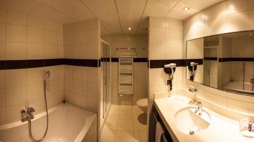 巴塞尔巴塞尔机场酒店 - 交通便利、热情友好的带淋浴、盥洗盆和浴缸的浴室