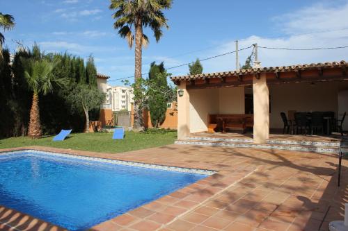 德尼亚Villa Almendros - Deniasol的一座带游泳池和房子的别墅