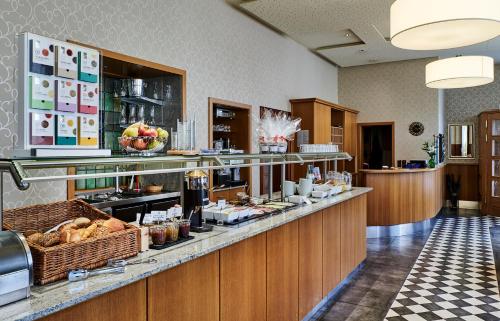 奥斯纳布吕克多梦酒店的一间餐厅,上面有食物柜台