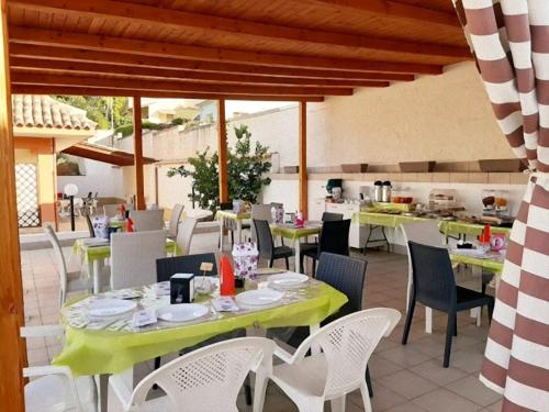 冯塔尼比安奇B&B Villa Matari的一间带桌椅的餐厅和一间厨房