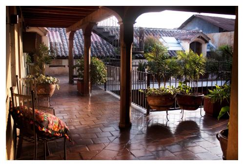 危地马拉安地瓜Meson de Maria的户外庭院设有椅子和盆栽植物