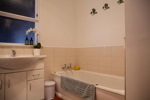 CartertonLanguor B&B的浴室配有盥洗盆和浴缸。