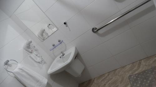 MontenegroHotel Niro的白色的浴室设有水槽和镜子