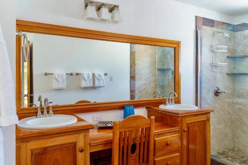 尼格瑞尔维斯腾德宾馆的一间带两个盥洗盆和大镜子的浴室
