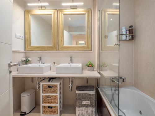 EsteponaAmazing Two Bedroom Apartment in Los Flamingos, Marbella的一间带两个盥洗盆和淋浴的浴室