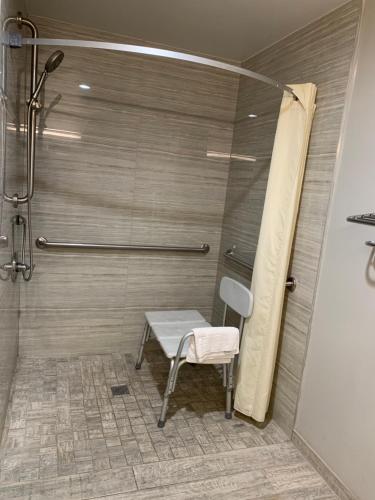 安纳海姆Buena Park Inn的浴室内配有淋浴和长凳