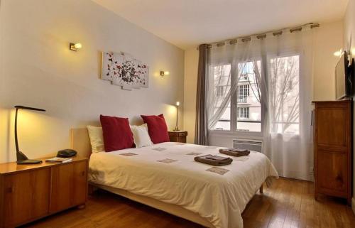 里昂Lyon Superbe Appartement Parc Tête d'Or 95 M2 Clim Parking的一间卧室设有一张大床和一个窗户。