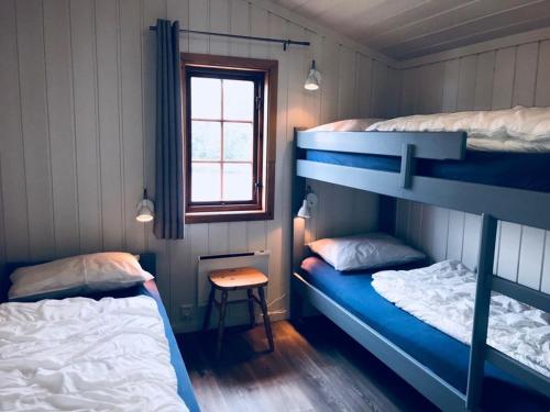 Beverøya Hytteutleie og Camping客房内的一张或多张双层床
