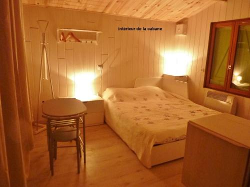 Joux-la-Villedomaine de Couchenoire的一间小卧室,配有床、凳子和两盏灯