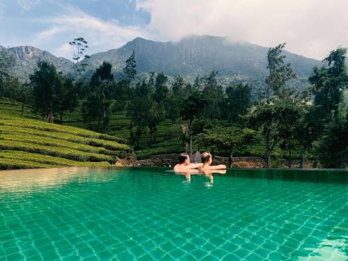Mandaran NewaraTea and Experience Factory - Thema Collection的两人坐在一个山地游泳池里