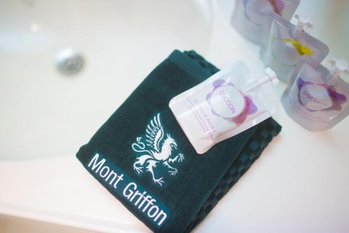 吕扎什格尔福蒙格力风酒店的绿餐巾,带牙刷和一盒牙膏