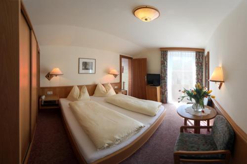 湖滨福煦萨尔茨堡霍夫旅馆的酒店客房设有一张大床和一张桌子。