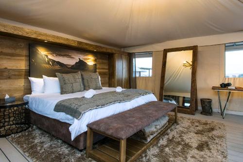 Dead Valley Lodge客房内的一张或多张床位