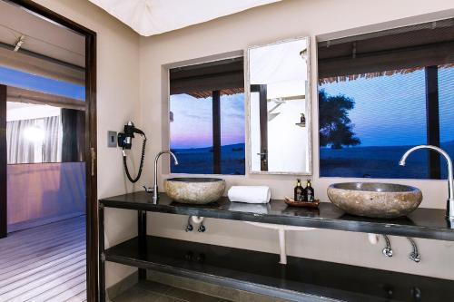 塞斯瑞姆Dead Valley Lodge的带窗户的浴室的柜台上有两个水槽