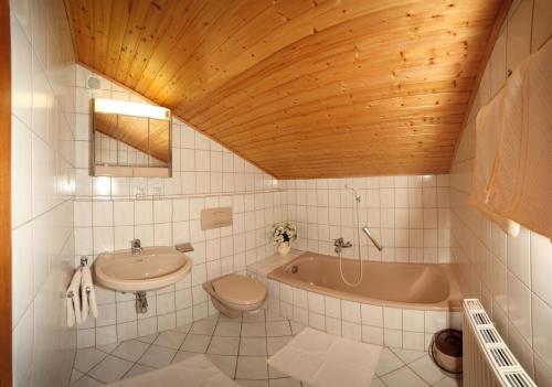 湖滨福煦萨尔茨堡霍夫旅馆的带浴缸、卫生间和盥洗盆的浴室
