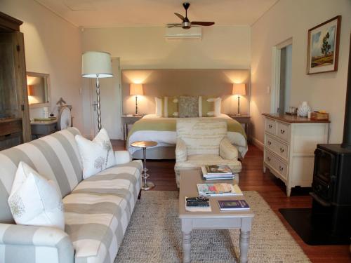 SimondiumAngala的客厅配有沙发和1张床