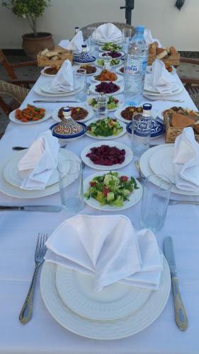 非斯巴切萨莱摩洛哥传统庭院住宅的一张白色桌子,上面放着食物板