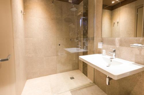 梵蒂冈角Hotel Residence Sciaron的一间带水槽和淋浴的浴室