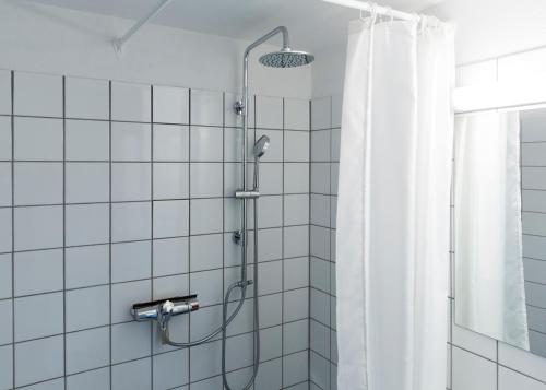 莫尔德Hotell Molde的带淋浴和浴帘的浴室