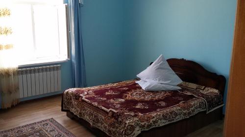 阿克套Apartments on Балауса, 2的蓝色的房间,配有一张带枕头的床