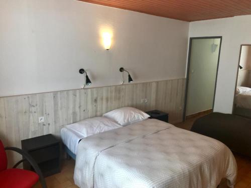 Saint-Martin-dʼUriageAUBERGE SAINT MICHEL的酒店客房,设有一张床,墙上有两盏灯