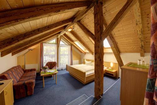弗拉塔赫弗拉特施霍夫酒店的一间卧室配有一张床和一个沙发