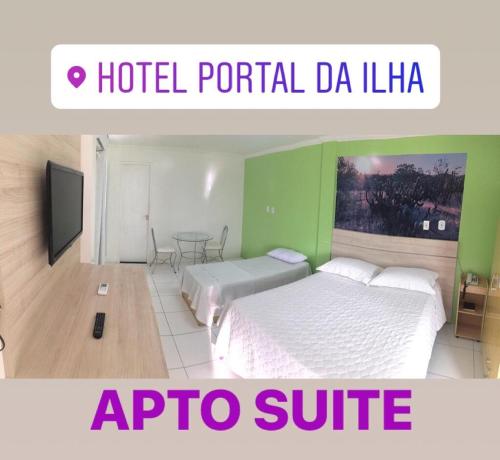 Paulo AfonsoHotel Porthal da Ilha- Paulo Afonso-Ba的一间酒店客房,设有两张床和电视