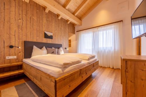 塞斯托Reidenhof的一间卧室设有一张带木墙的大床