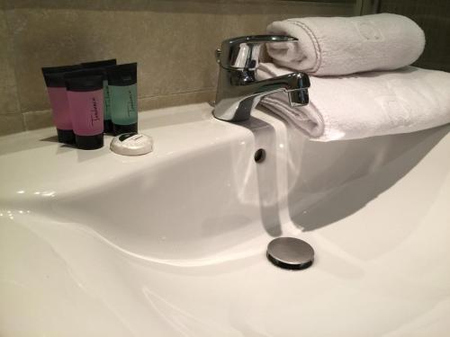 卡尼略Bosquet 1的白色浴室水槽和卷卫生纸