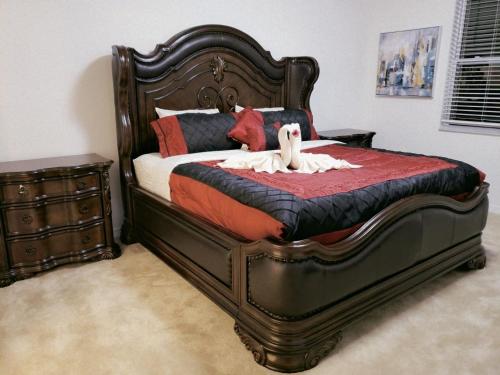 达文波特G7009-New House Disney-Universal Studios的一间卧室配有一张木架大床