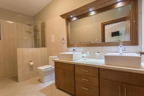 苏莎亚883 Residencial Casa Linda的浴室设有2个水槽、卫生间和镜子。