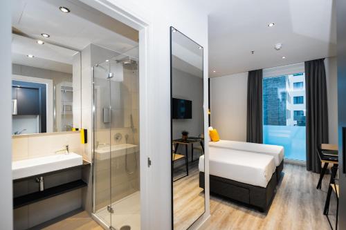 梅斯特Staycity Aparthotels Venice Mestre的浴室设有床、水槽和镜子