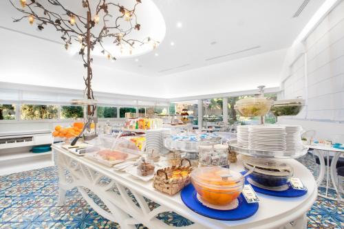 索伦托安蒂奇米拉酒店的自助餐,在房间,餐桌上供应食物