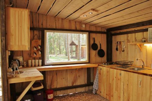 TagarannaKuuli Puhkemajad的小木屋内的厨房,带窗户