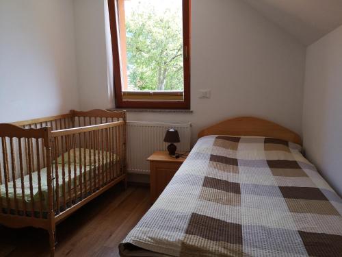 雷兹夫图新特布萨克公寓的一间卧室设有两张婴儿床和一扇窗户