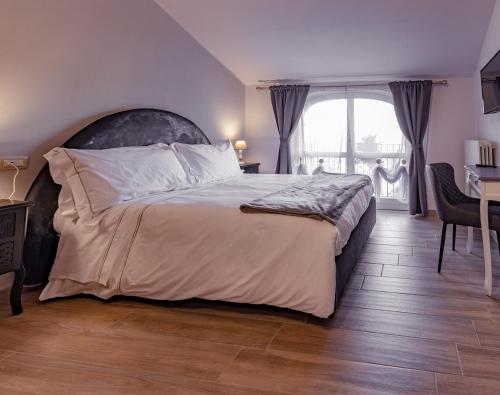 蒙多维Le mongolfiere的一间卧室配有一张床、一张书桌和一个窗户。