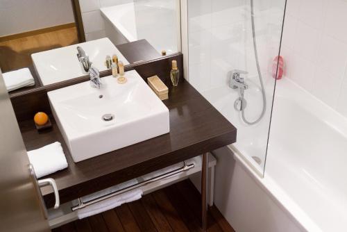 埃普索瓦日维洛利小屋节日夫人酒店的一间带水槽和淋浴的浴室