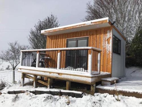 GlenomaruLawfield的小木屋,配有雪地长椅