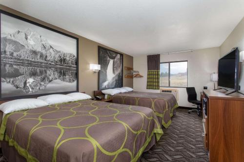 杜波依斯杜波依斯速8酒店的酒店客房设有两张床和一台平面电视。