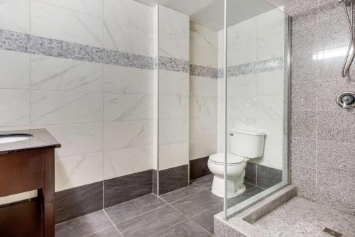 多瓦尔品质酒店的一间浴室