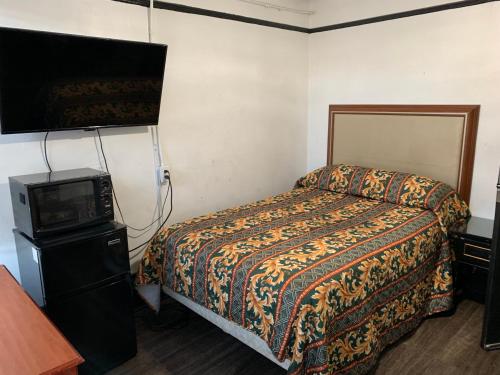 旧金山阿德里安酒店的一间带床和电视的小卧室