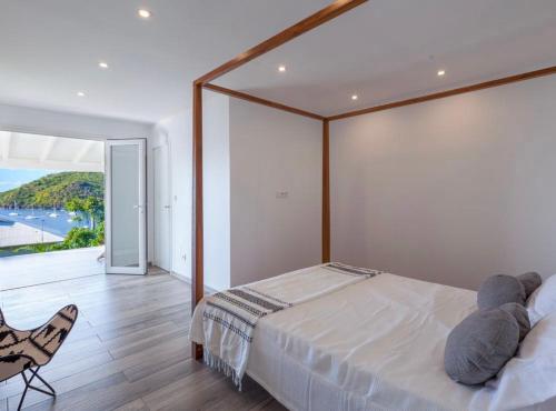 莱昂斯-达赫雷Villa Ondines的一间卧室配有一张大床和一把椅子