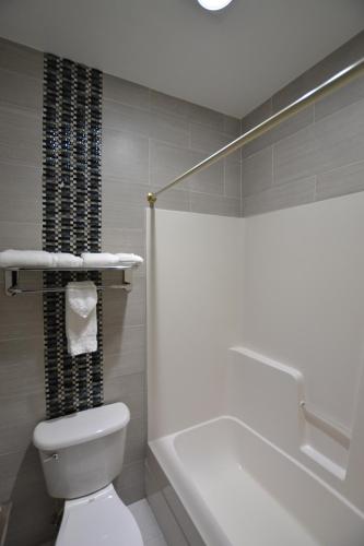 奥马哈奥马哈休闲汽车旅馆及套房的一间带卫生间和浴缸的浴室