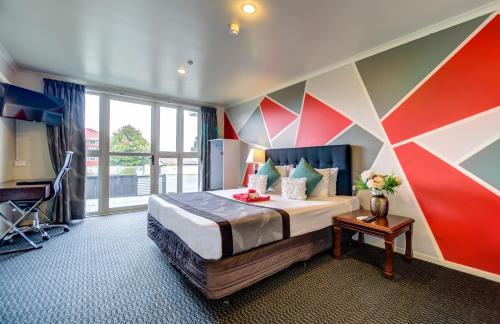 陶波银费恩旅舍的酒店客房设有一张色彩缤纷的墙壁床。